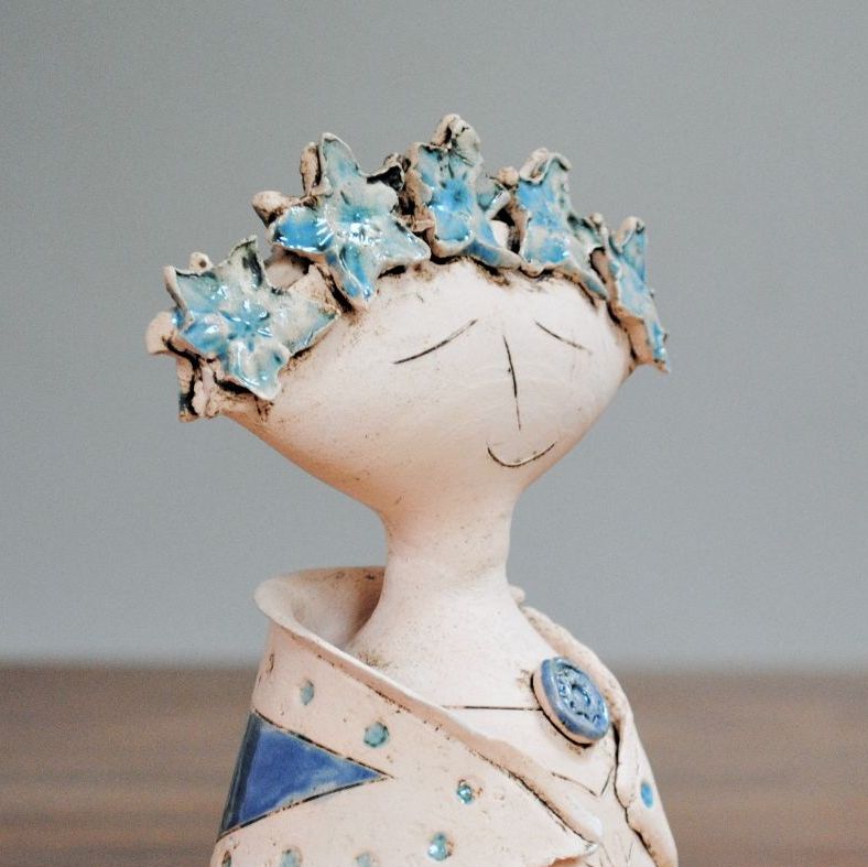 Lady with blue flowers - Small