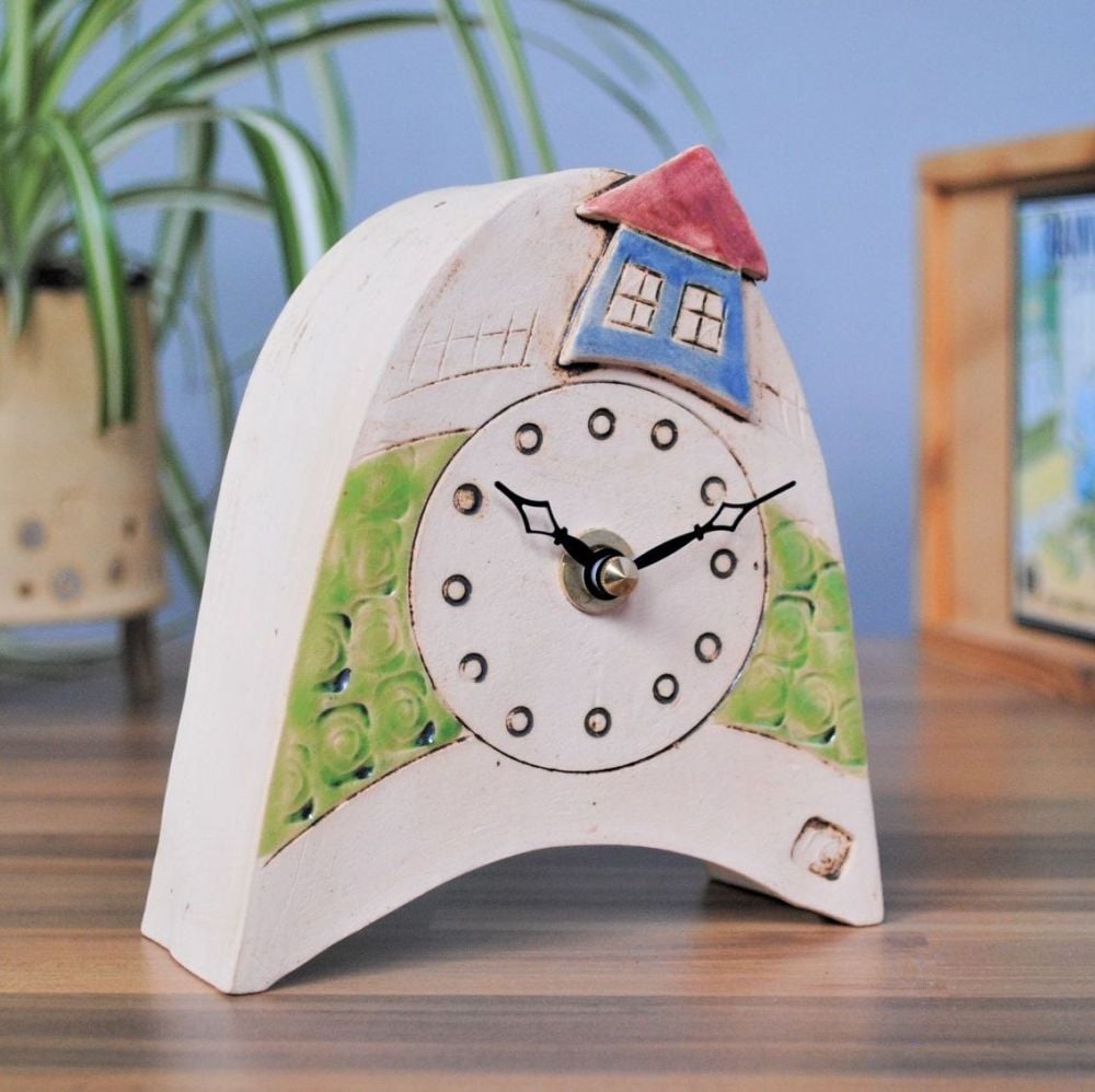 personalsied ceramic clock with hsoue and medow