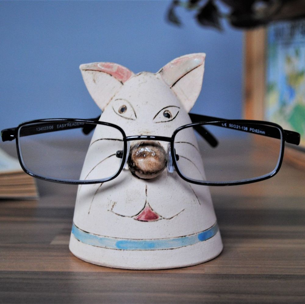Glasses holder cat with blue collar