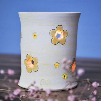 White Tea light holder - Yellow flowers