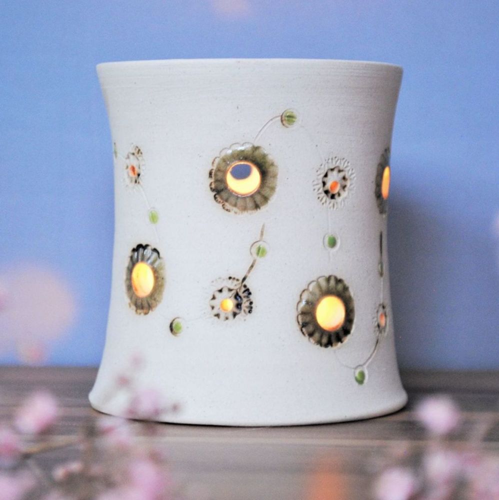 White tealigh holder with laced flowers