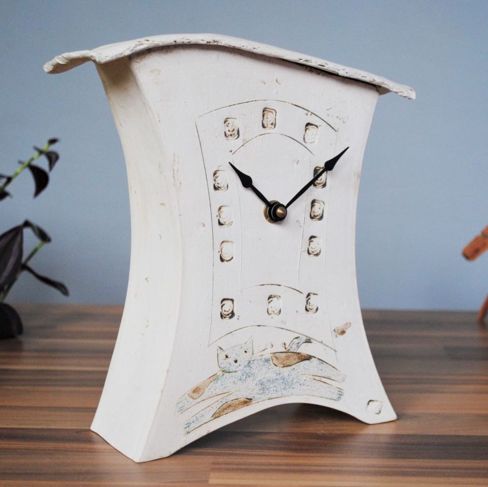 Ceramic mantel clock with a cat desing. 