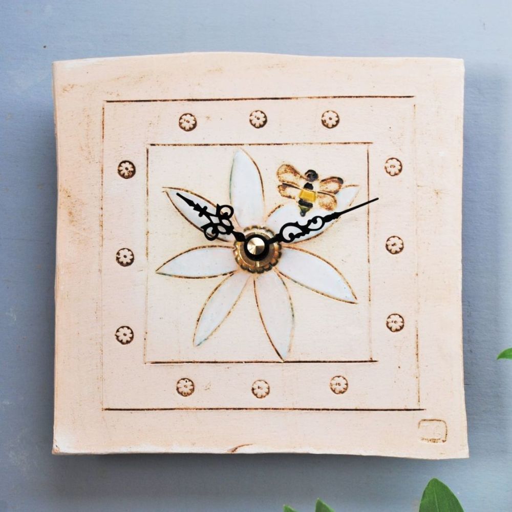 Ceramic wall clock square "Daisy and bee"