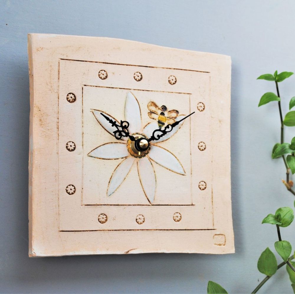 Ceramic wall clock square "Daisy and bee"