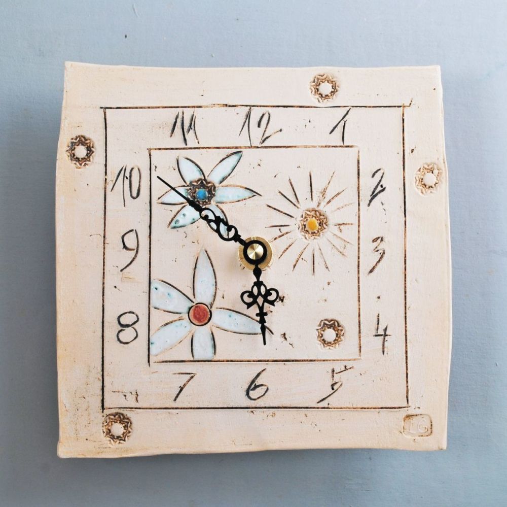 Wall clock for the garden enthusiasts. 