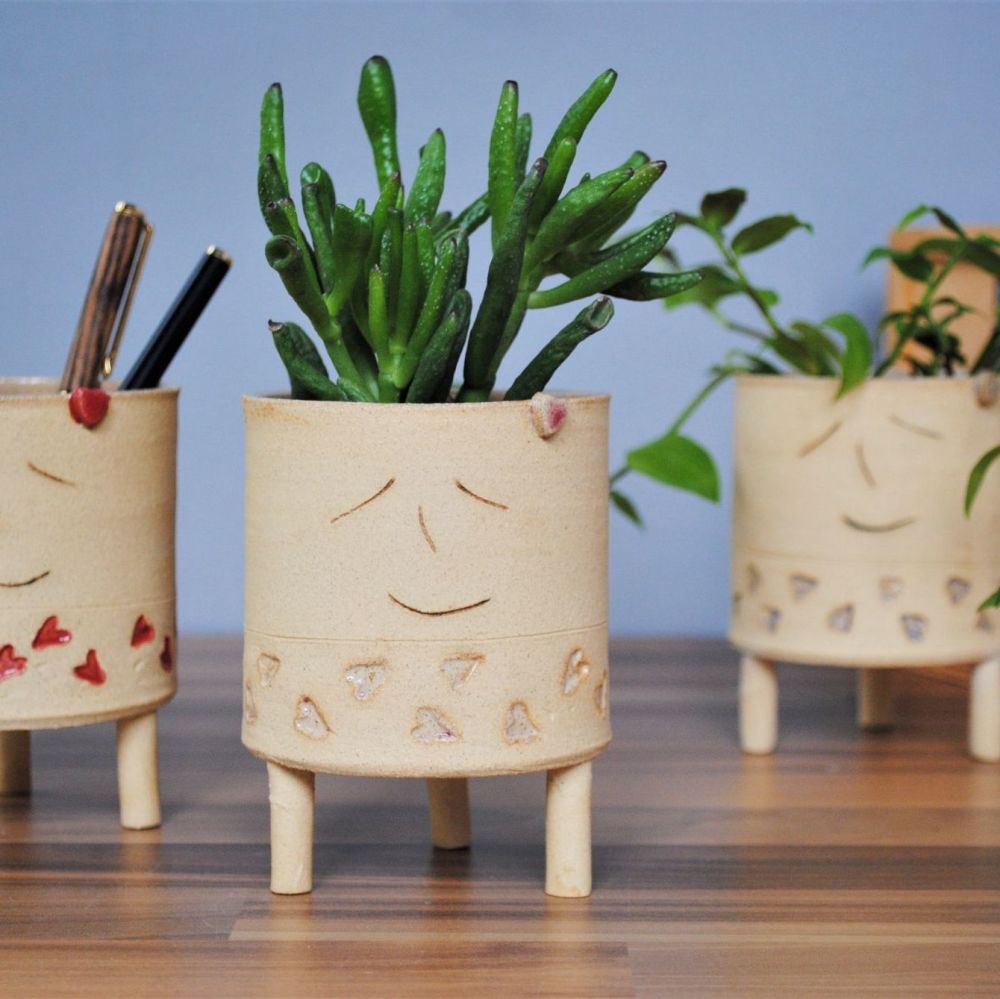 Ceramic tripod planter - Love hearts