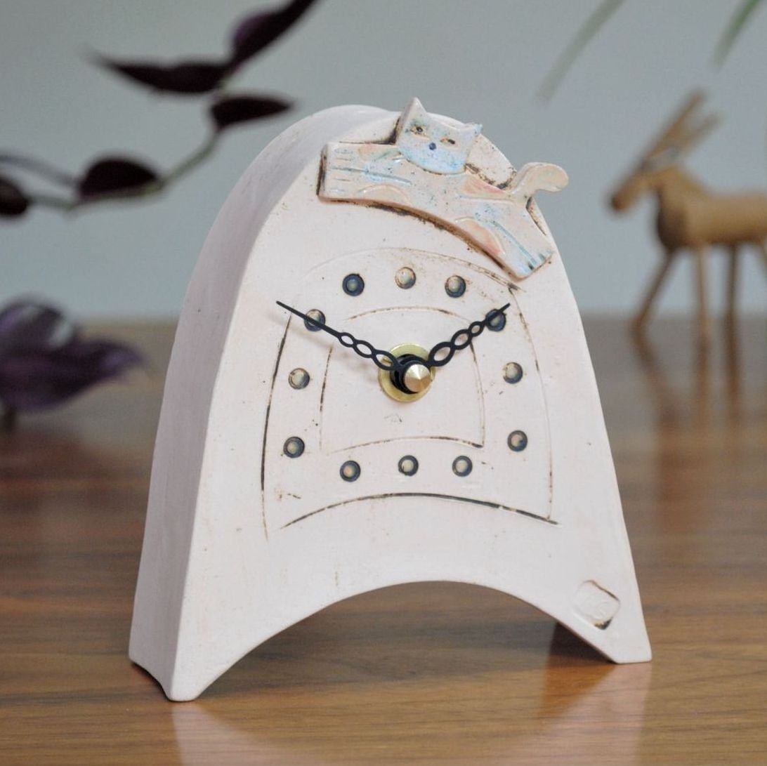 Ceramic mantel clock with cat design.