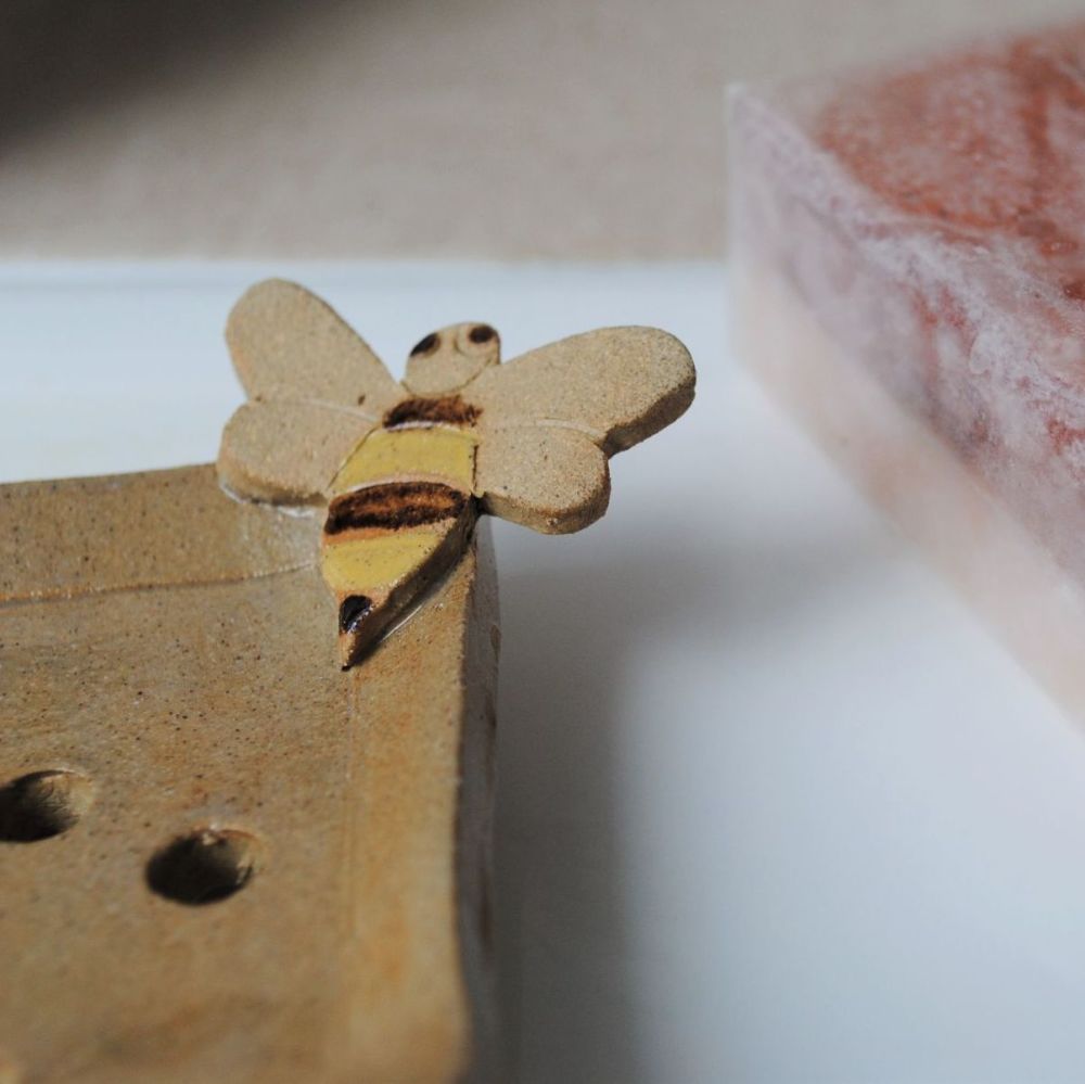 Soap dish - Natural colour with bee desing.