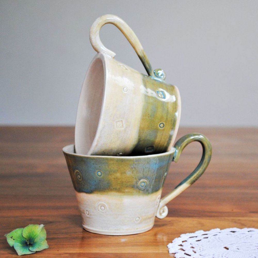 Stoneware mug in bottle green & cream