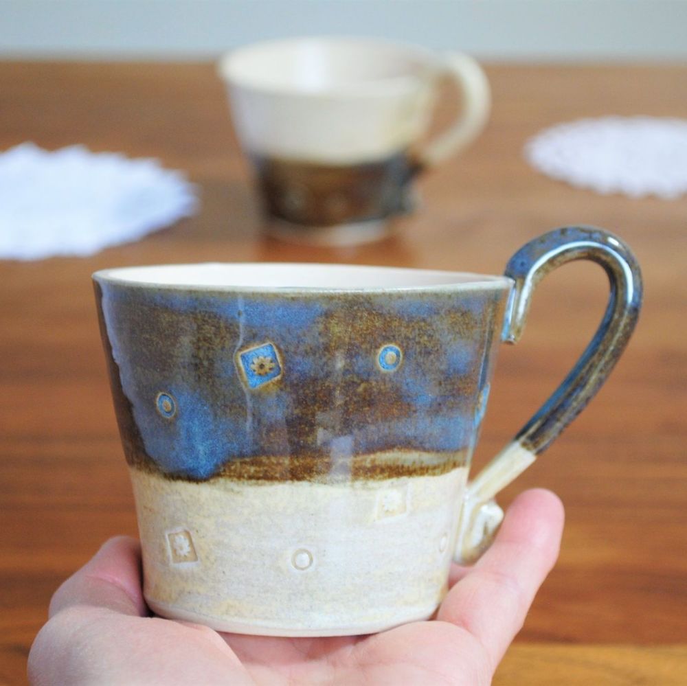 Stoneware mug in navy blue & cream