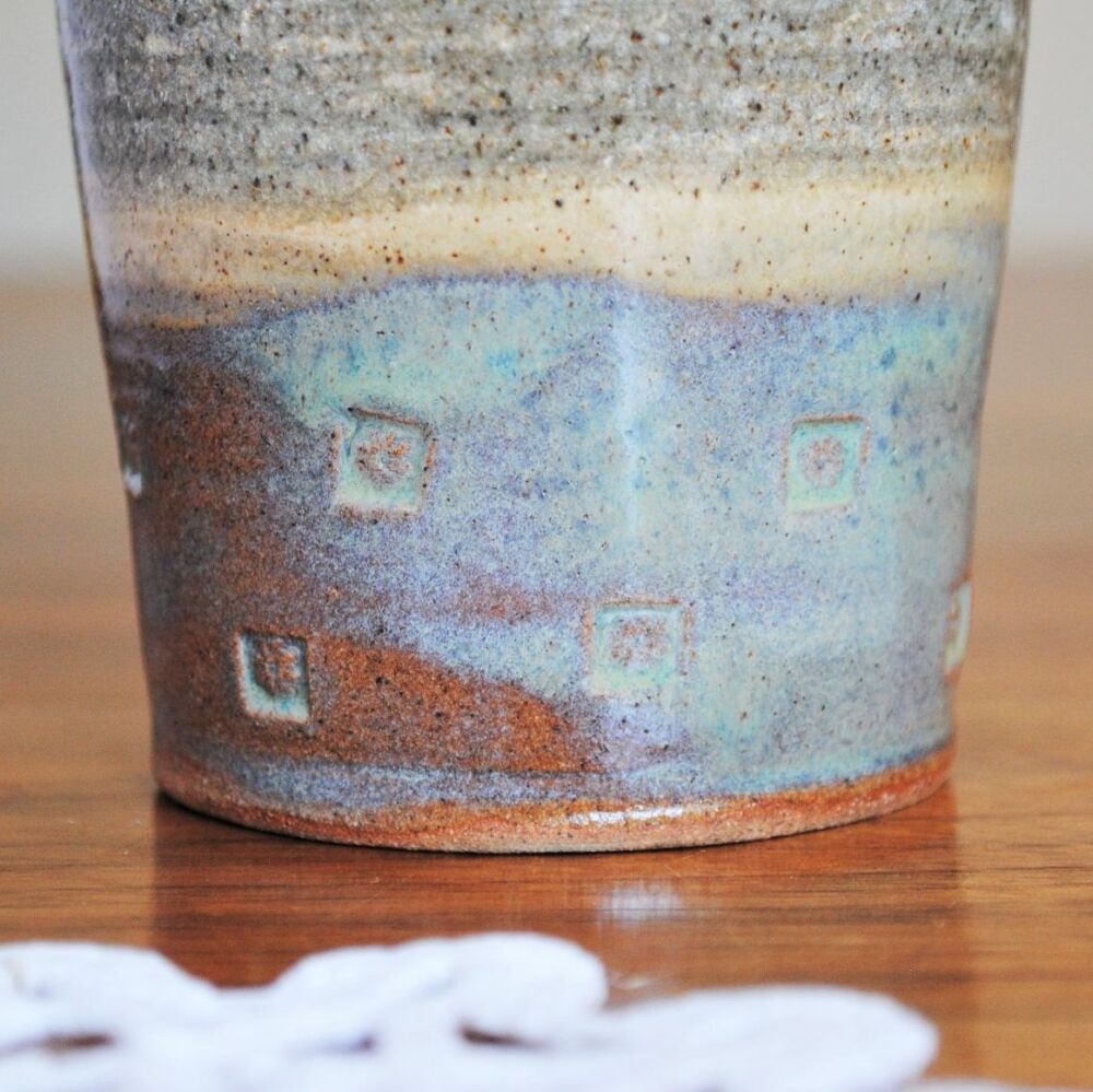 Stoneware mug/tumbler in cream and blue