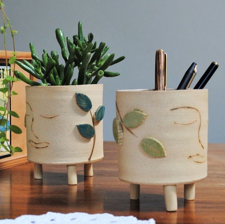 Ceramic tripod planter - Face and leaves