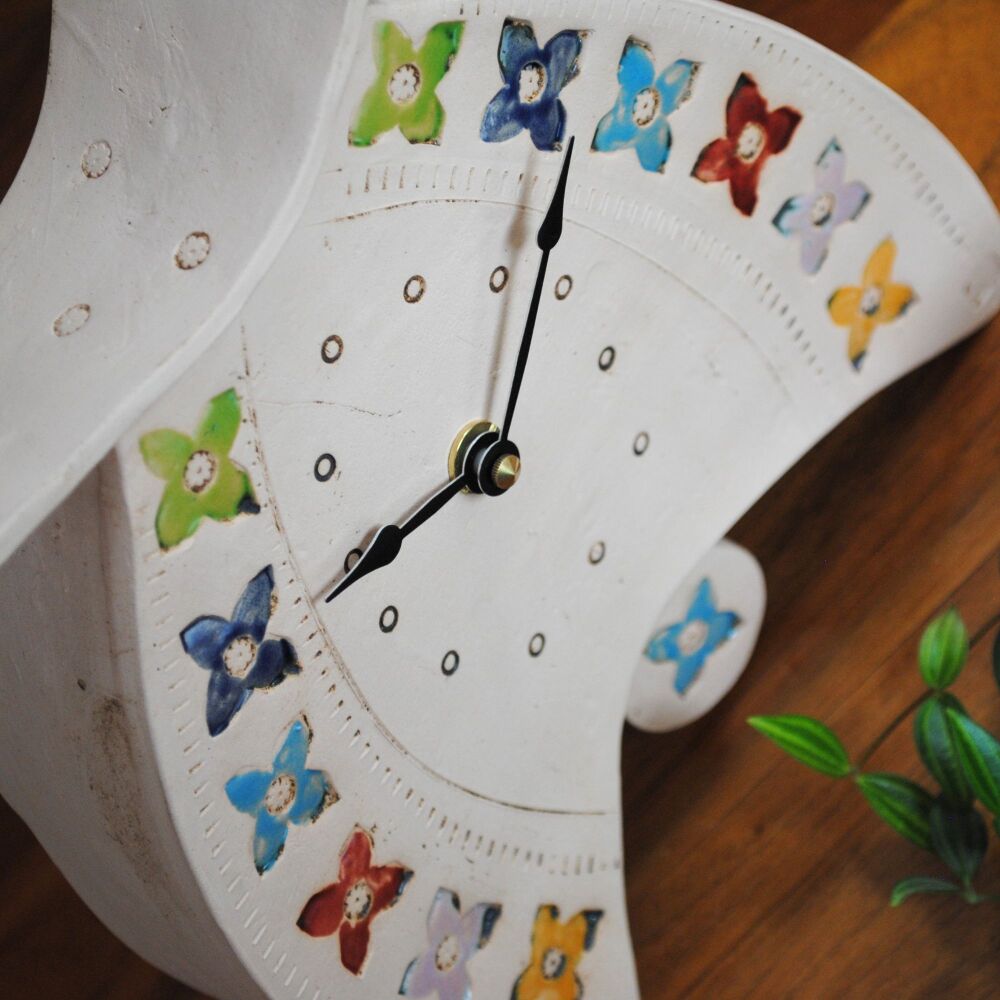 Ceramic clock with pendulum - Mantel "Knob stamp in bright colours"