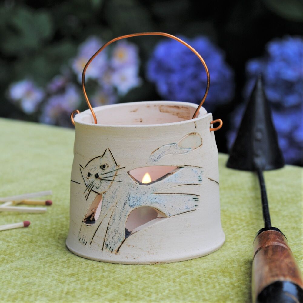 . . . . . NEW PRICE . . . . . . . .  was £26  . . . Tea light with copper wire - Cat