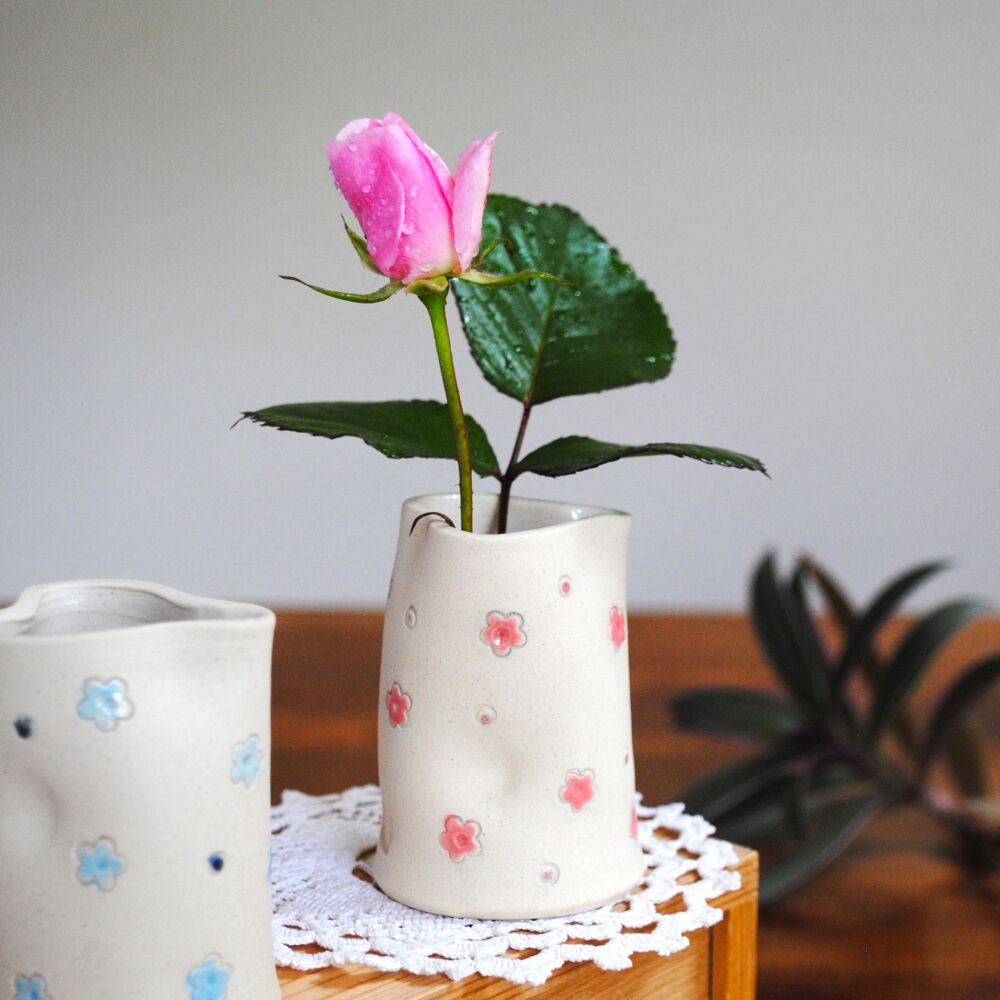 Heart shaped vase jug - pink details