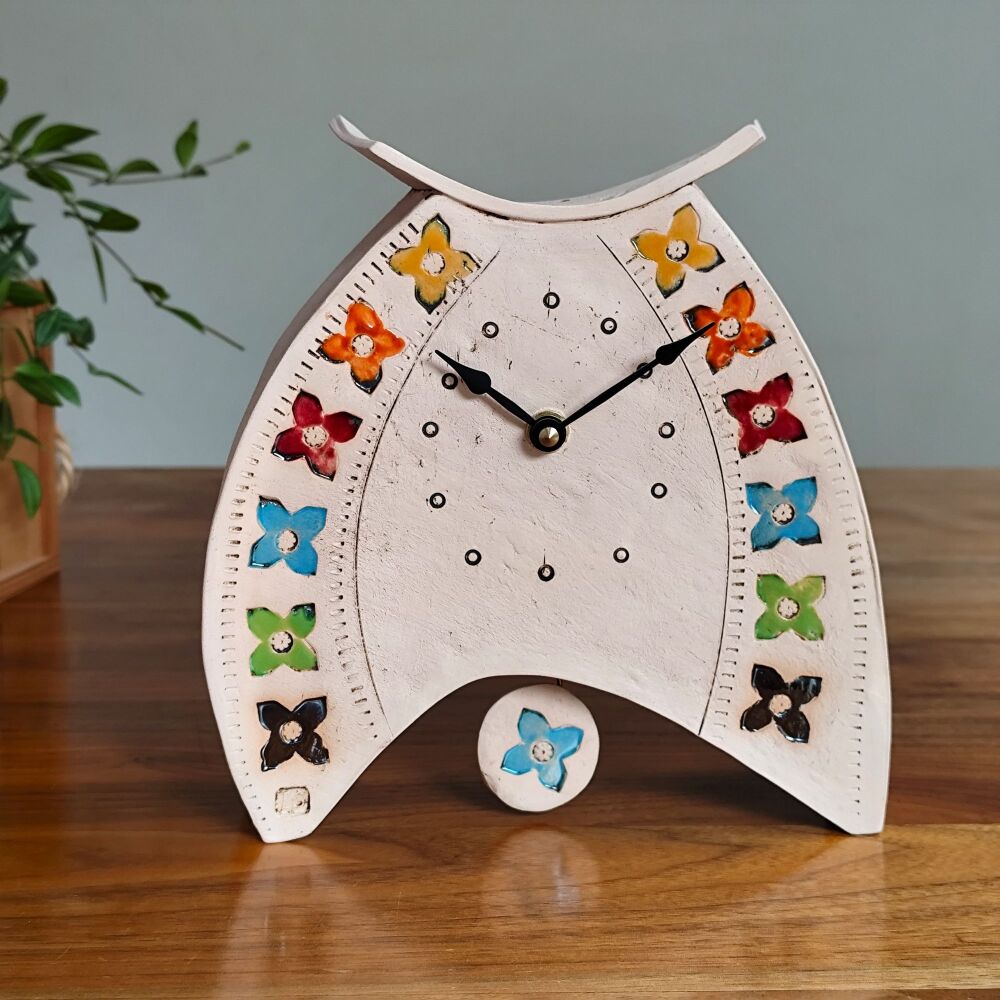Ceramic clock with pendulum - Mantel "Knob stamp in rainbow colours"
