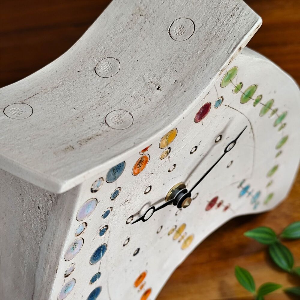 Ceramic clock with pendulum - Mantel "Bright threaded beads"