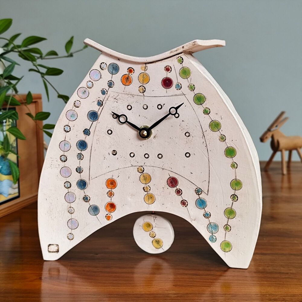 Ceramic clock with pendulum - Mantel "Bright threaded beads"