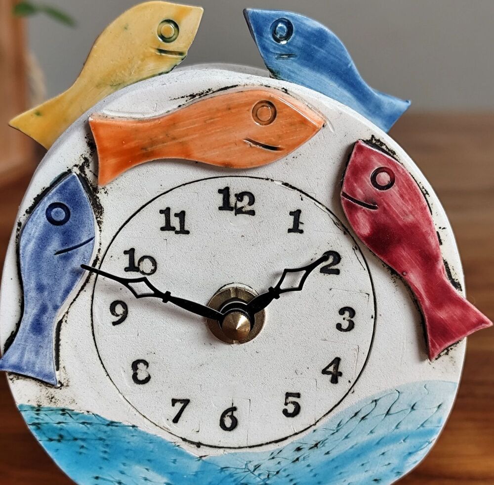 Ceramic clock pebble feet white clay "Fish shoal"