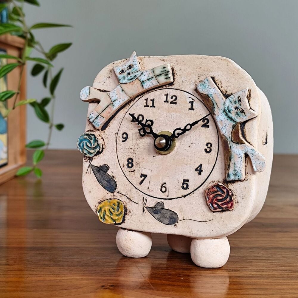 Ceramic clock pebble feet "Two Jumping Cats"