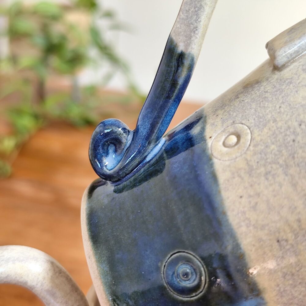 Stoneware mug in denim blue & cream