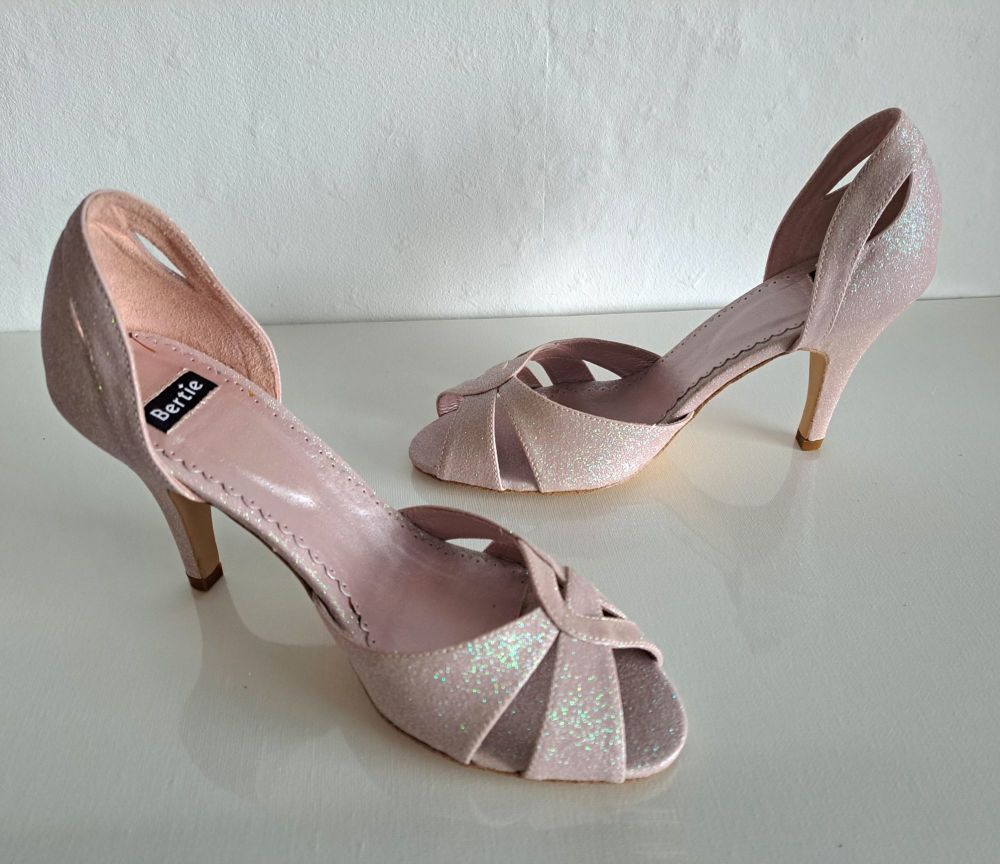 Gina London tea rose satin peep toe heels size 5 to size 5.5