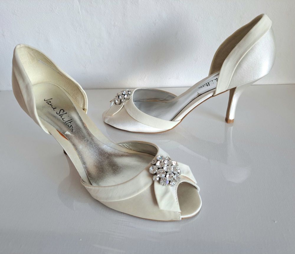 Jane Shilton Ivory Satin Bridal Peep Toe Shoes Crystal Brooch Size 5