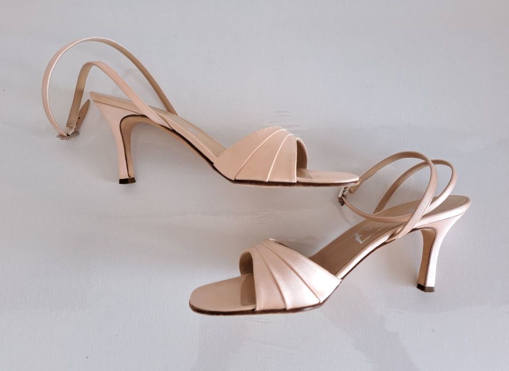 Gina London tea rose satin peep toe heels size 5 to size 5.5