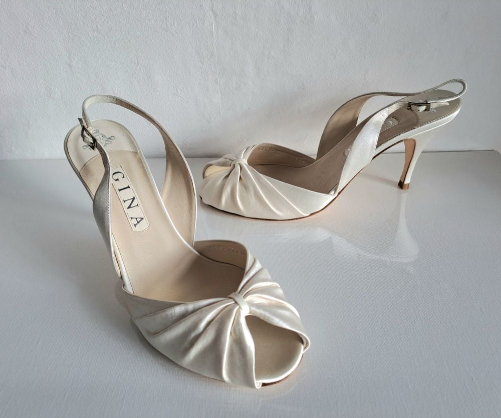 Gina London  bridal cream satin peep toe shoes size 7 to 7.5