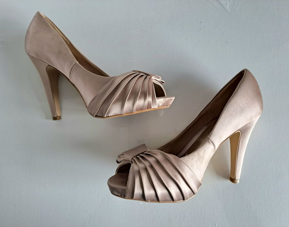 Roland Cartier Taupe Satin Peep Toe Shoes Size 5