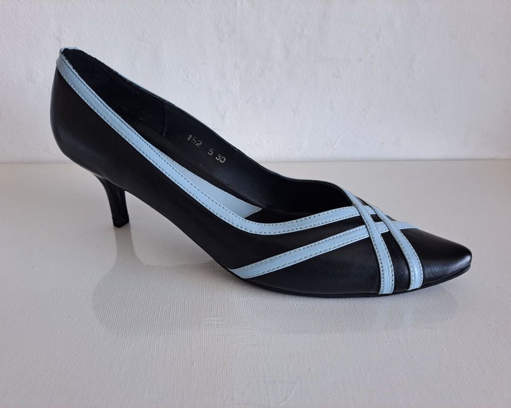 Jane Shilton shoes. Navy leather powder blue size 5.