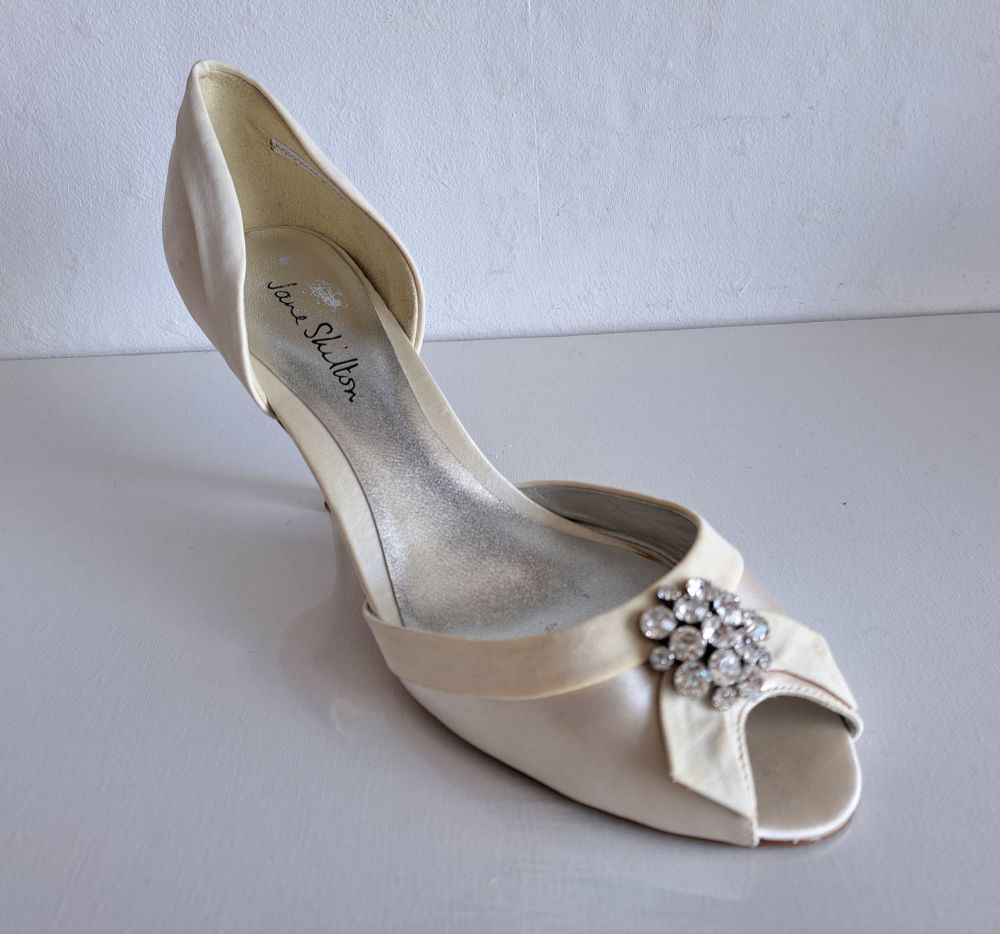 Jane Shilton Ivory Satin Bridal Peep Toe Crystal Brooch Size 7