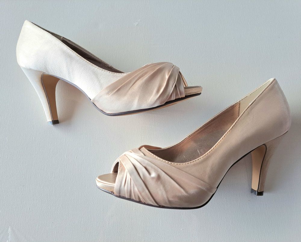 Vintage 80s Peep Toe Heels Size 5.5 White Leather Shoes Sexy Low Heel 5 New  Unworn Unique Pointed Brazil Scalloped Summer Spring Deadstock
