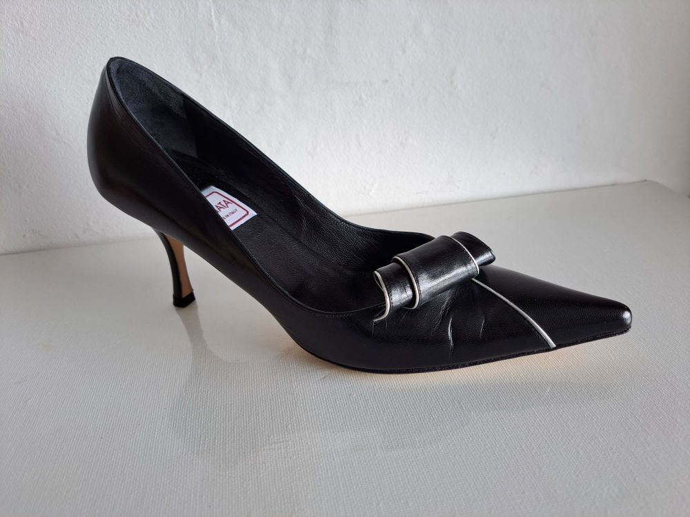 Renata shoes black scroll silver trim size 4