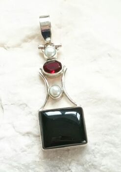 Beautiful onyx gemstone pendant jewellery