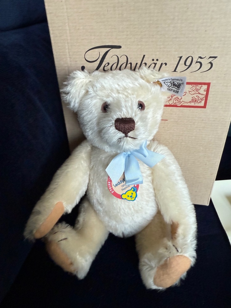 Steiff 1953 replica bear with box and certificate