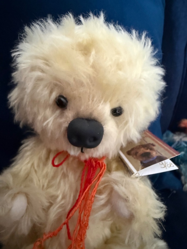 Knoevelkes Gerties Studio artist Bear. Lemmon