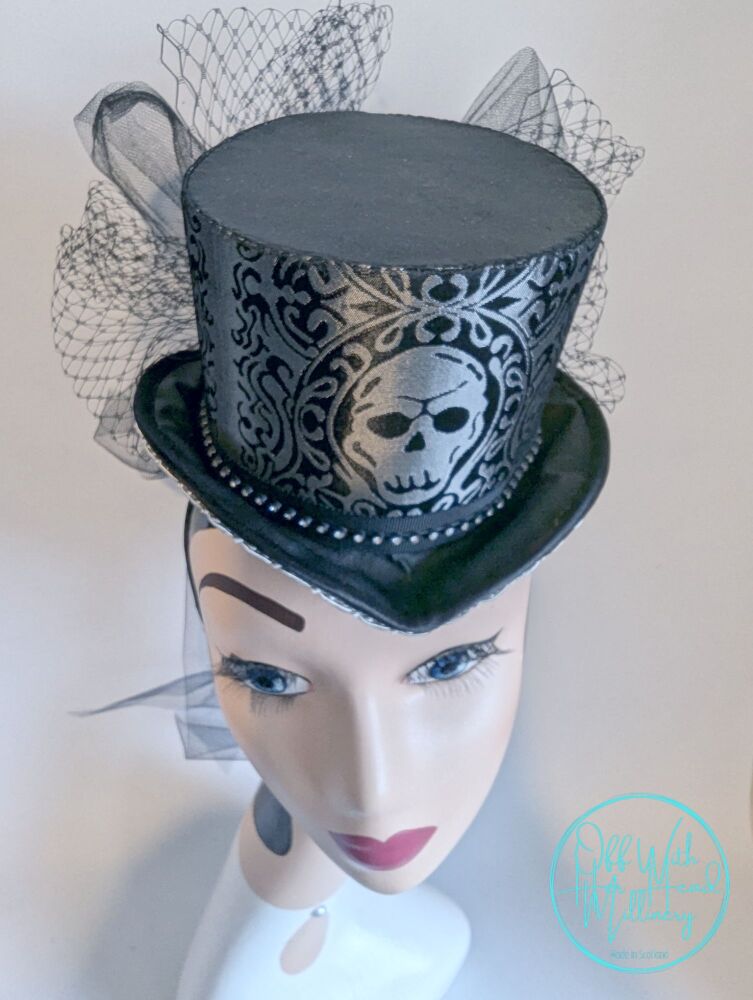Skull Brocade Mini Topper