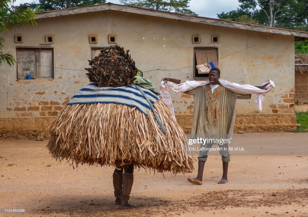 we-guere-sacred-mask-dance-during-a-ceremony-gumon-bangolo-ivory-on-picture