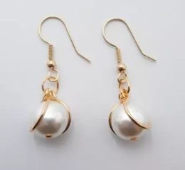 STD/G/ER/2 – Gold cage with 2 cm Pearl insert Drop Earrings