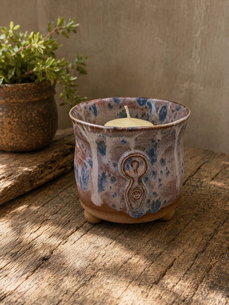 Cauldron candle holder