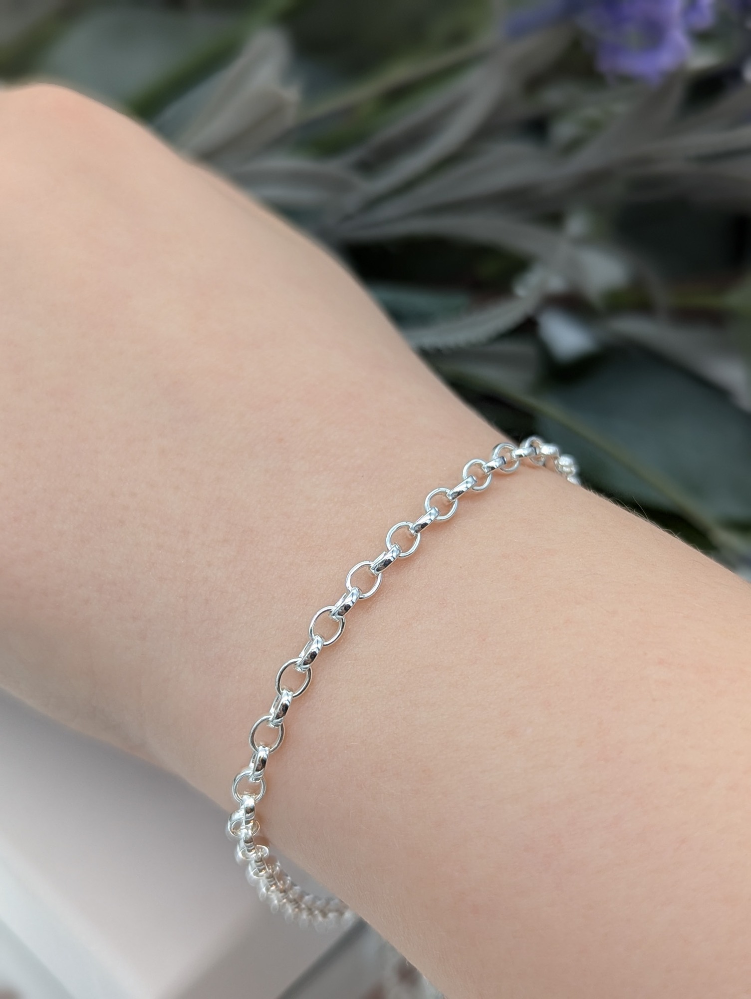 Oval belcher chain bracelet being modelled on a wrist