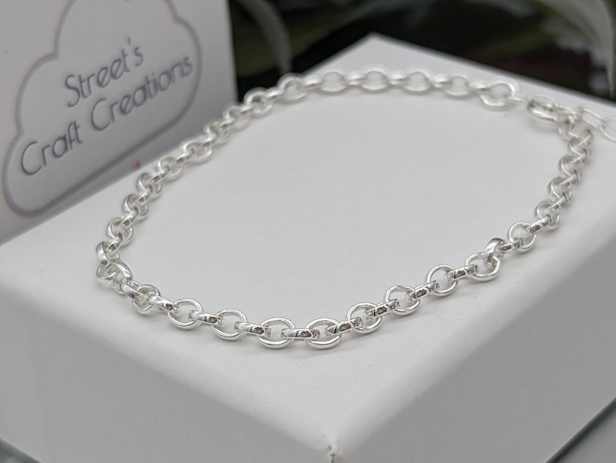 silver oval belcher bracelet on a white jewellery box
