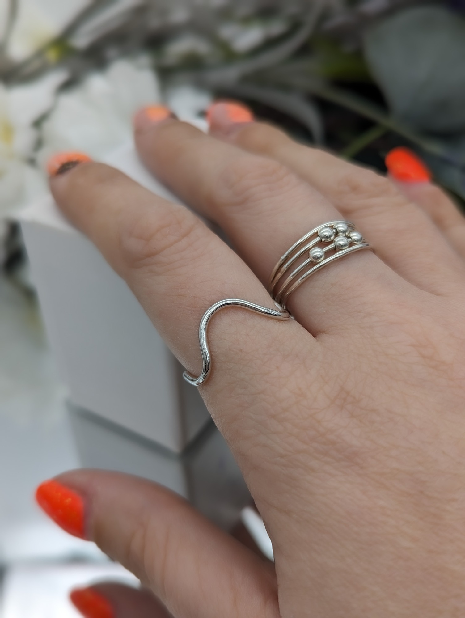 A deep wave ring modelled on a hand