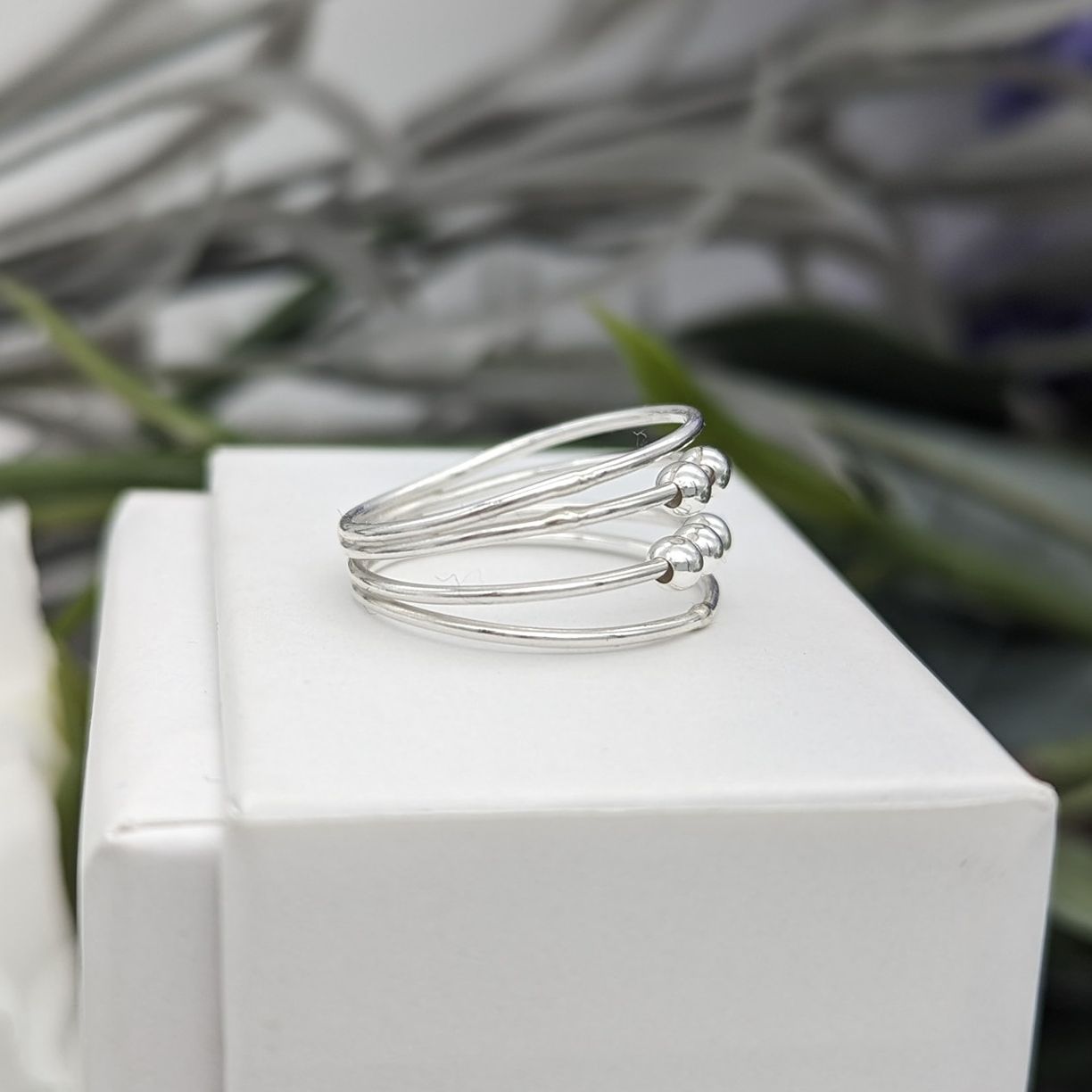 Side profile of the silver fidget rings
