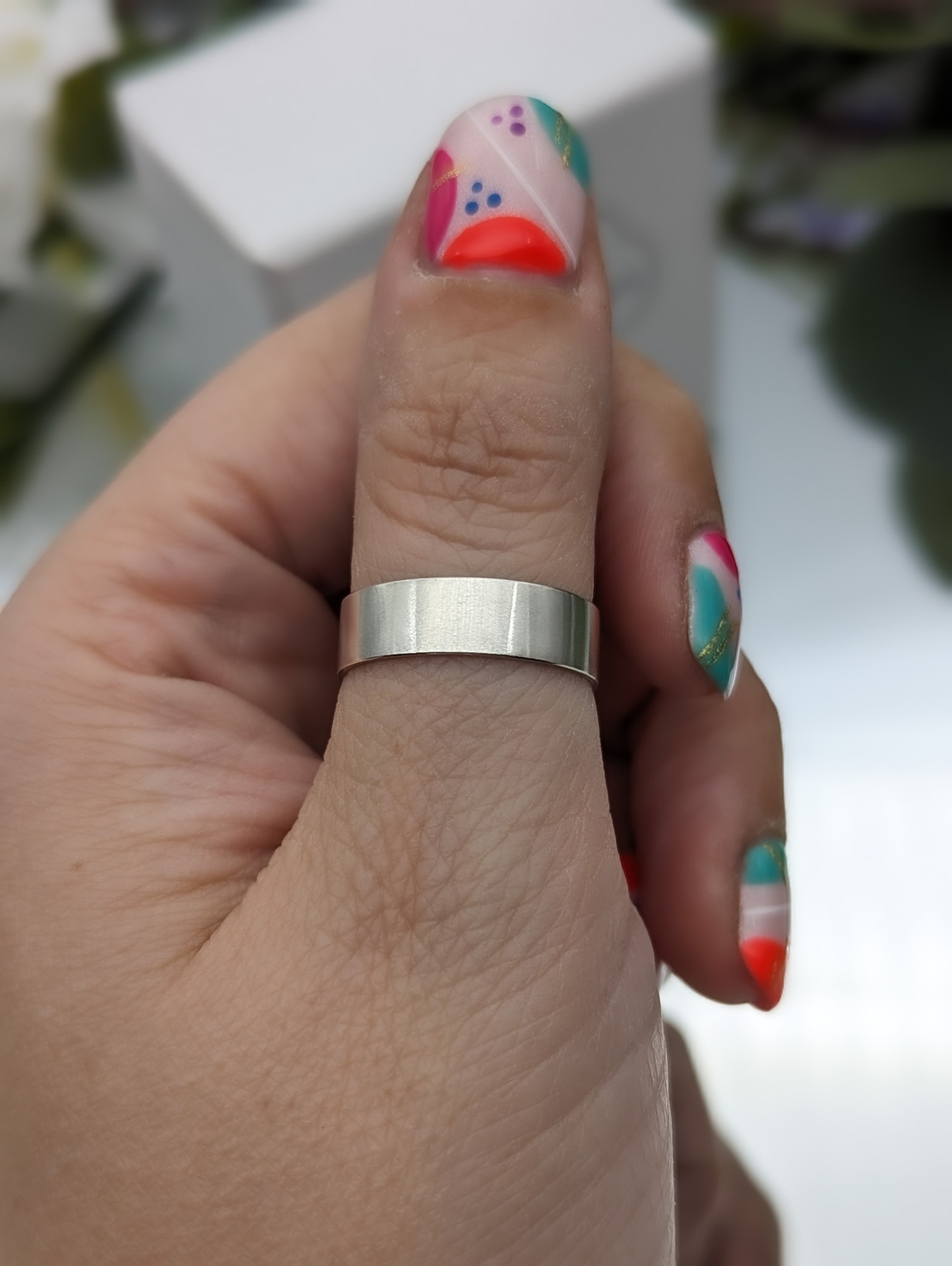 Brushed satin ring modelled on a thumb