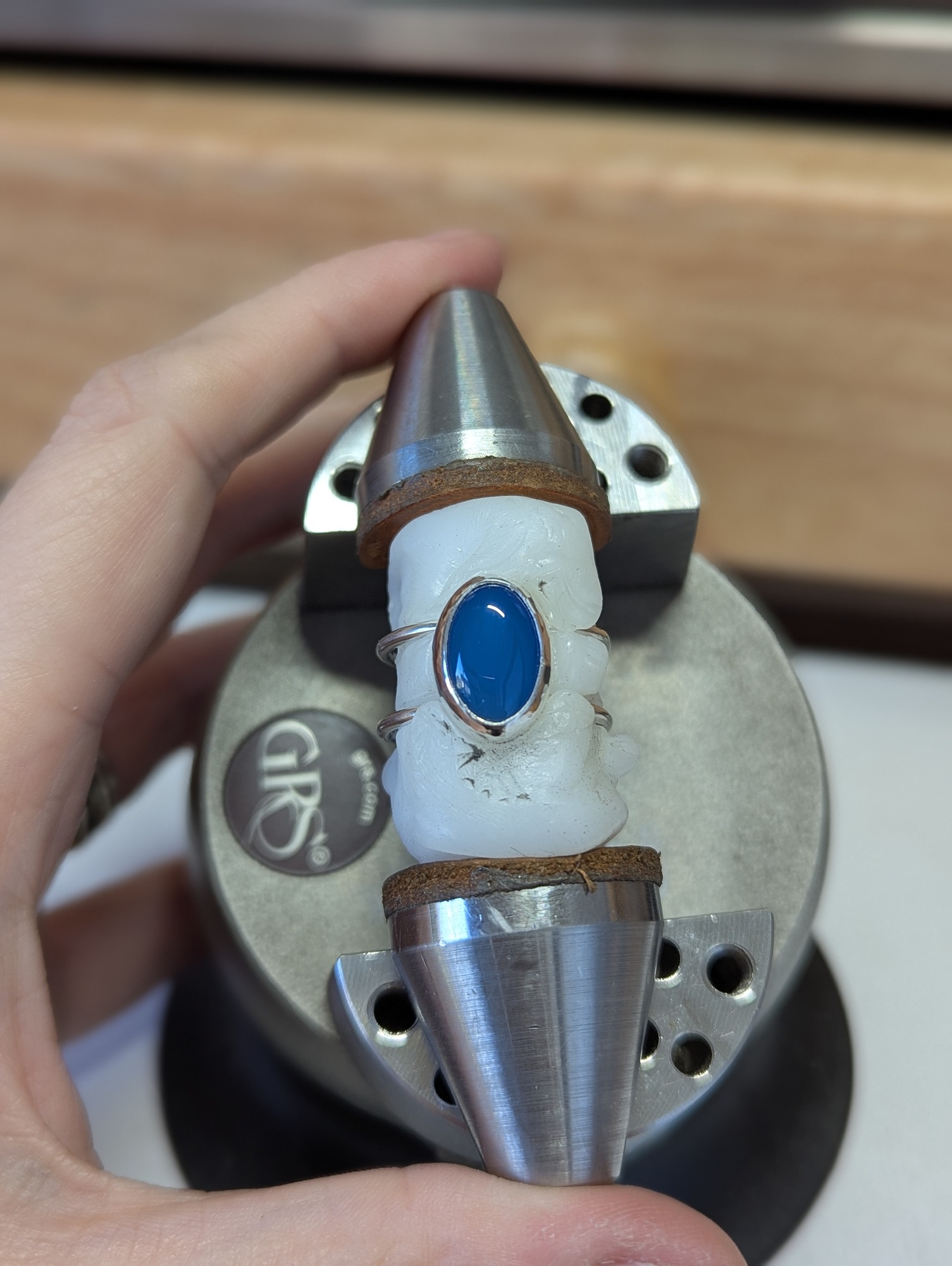 setting the gemstone
