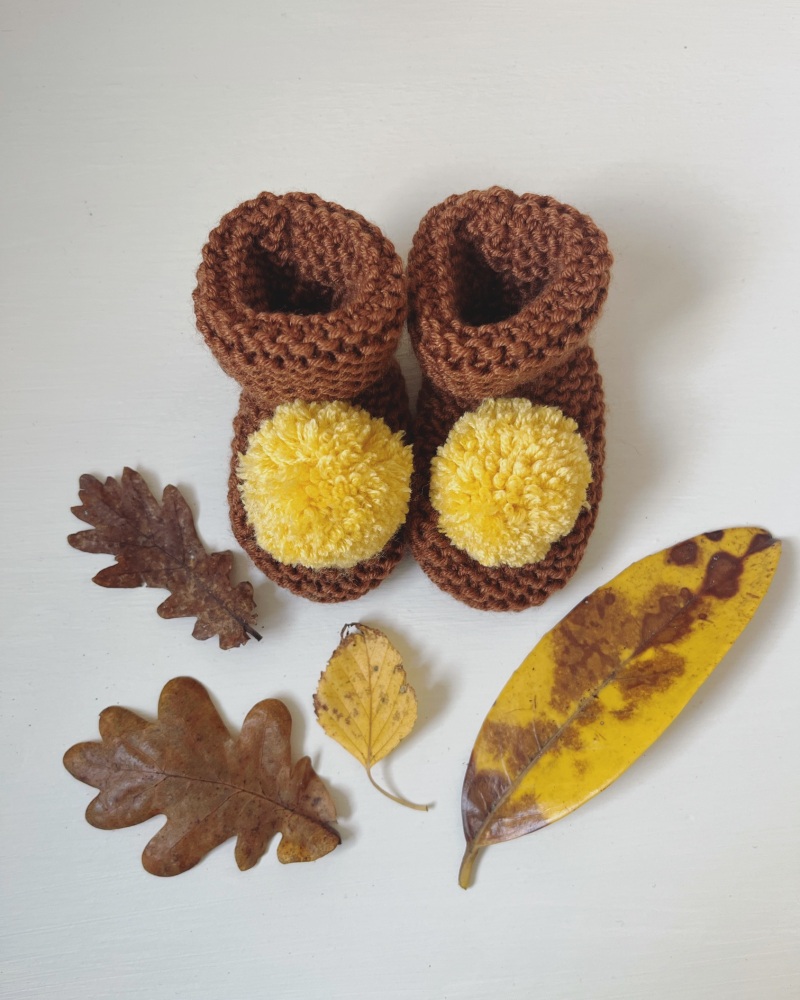 0-3m Pom Pom booties - brown & yellow