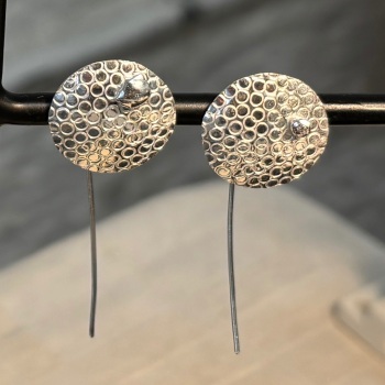 Round earrings with long back