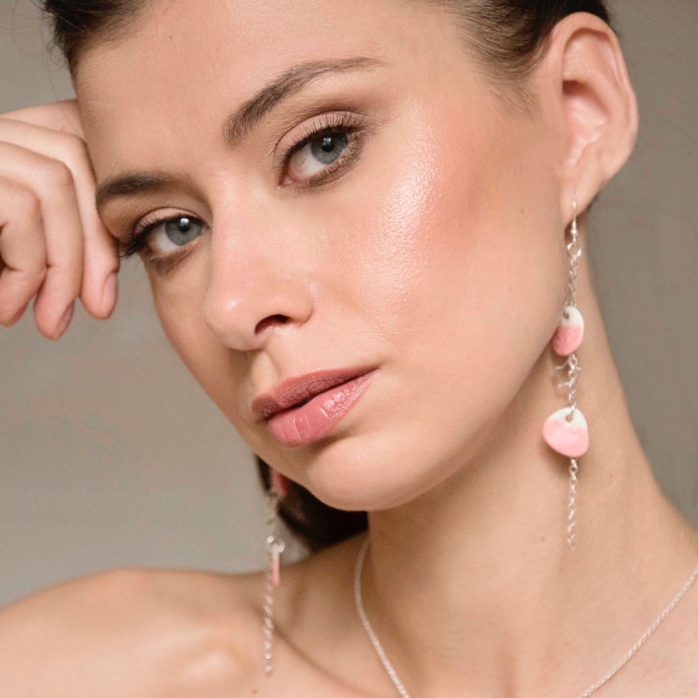 White discs dangle drop earrings